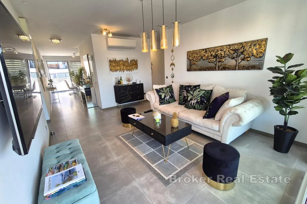 apartman s bazenom i pogledom na more - slika 5