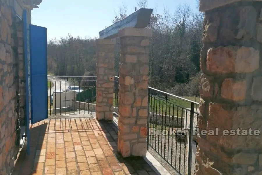 prostrano imanje sa kamenom kućom - slika 11
