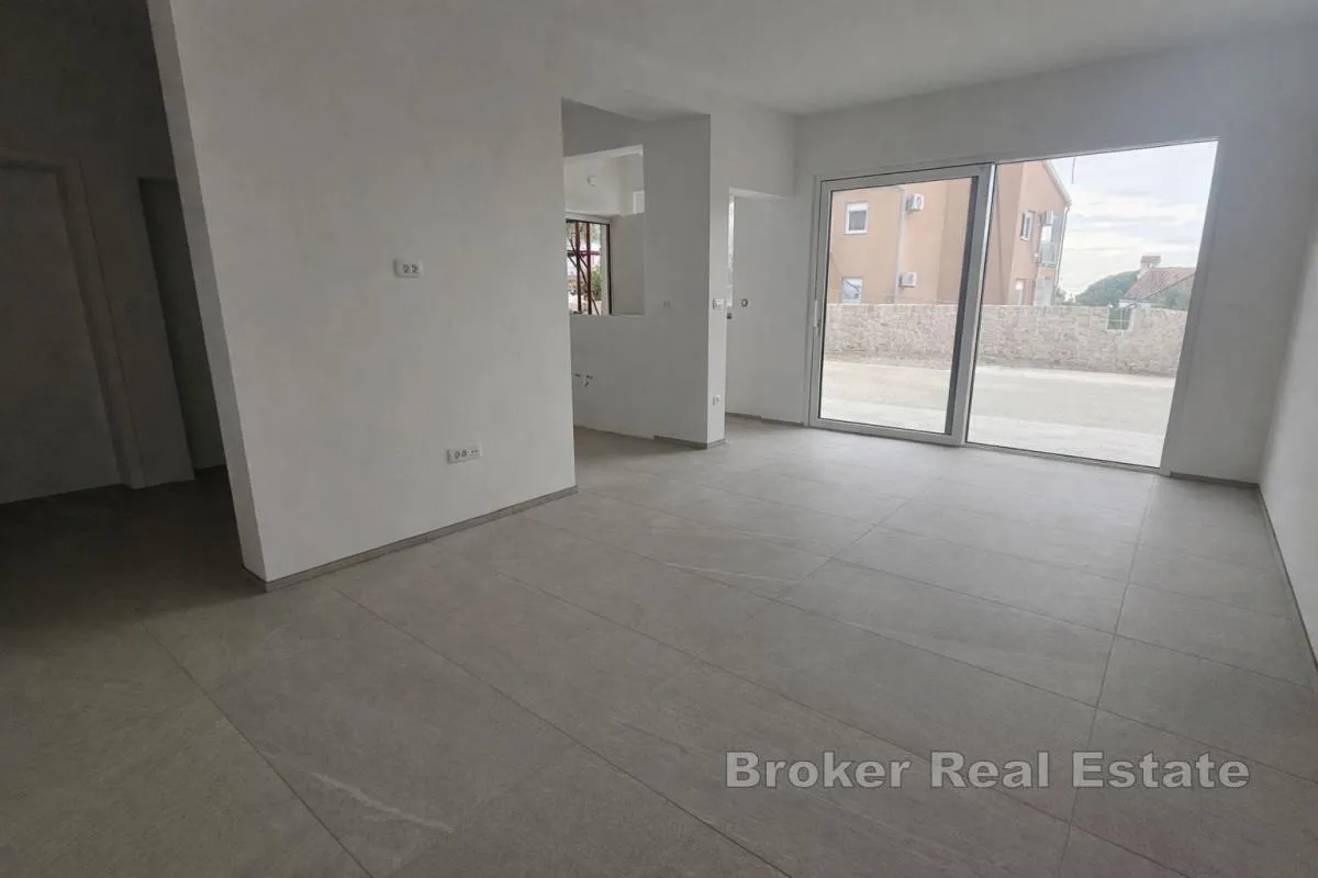 moderan apartman s bazenom i okućnicom - slika 3