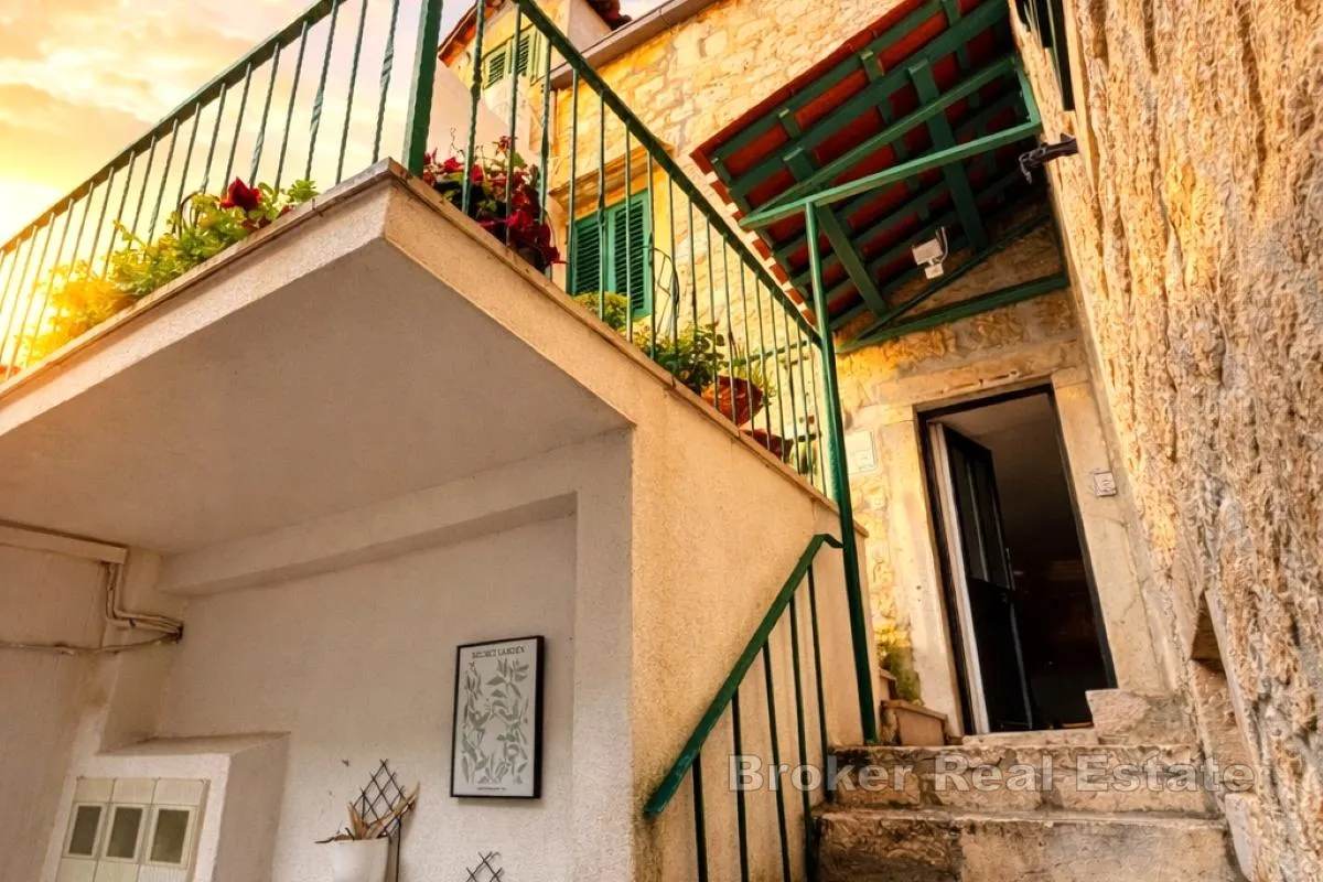 jedinstvena kamena nekretnina s 4 poslovna prostora, obiteljskom kućom i apartmanima - slika 3