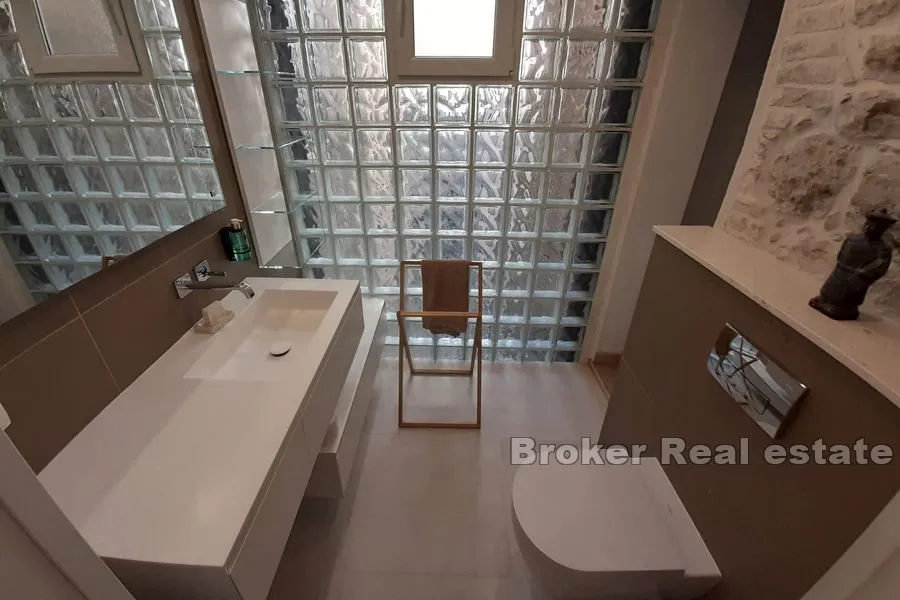 apartman u centru grada - slika 5