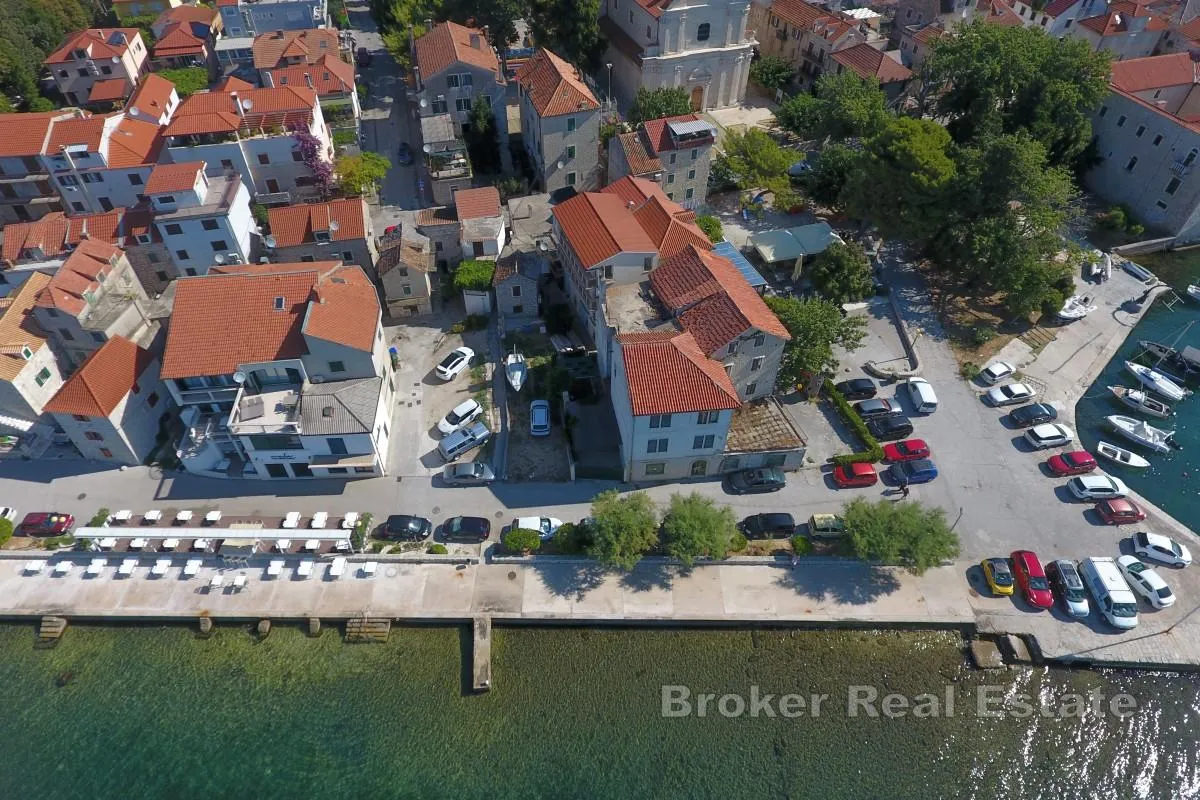 kamena kuća za renovaciju s vrtom u prvom redu od mora - slika 5