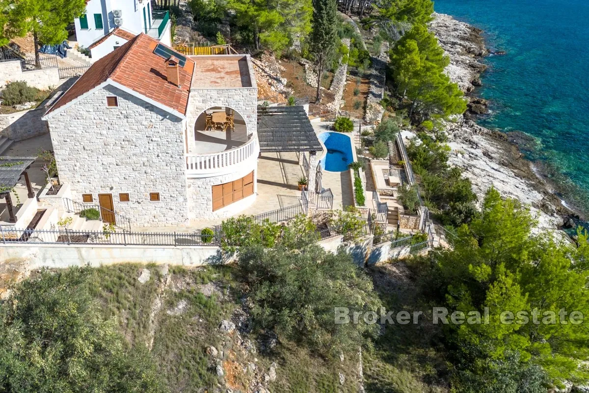 renovirana kamena vila u prvom redu do mora - slika 2
