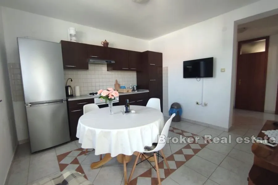apartmanska kuća, drugi red do mora - slika 2