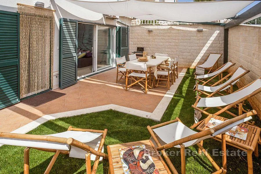 Elegantni apartman s vrtom - Hvar
