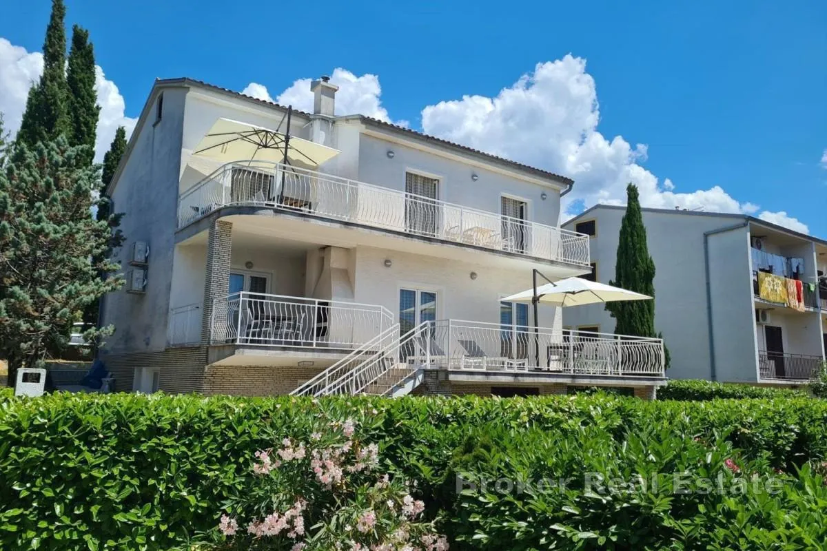apartmanska kuća s pogledom na more - slika 1
