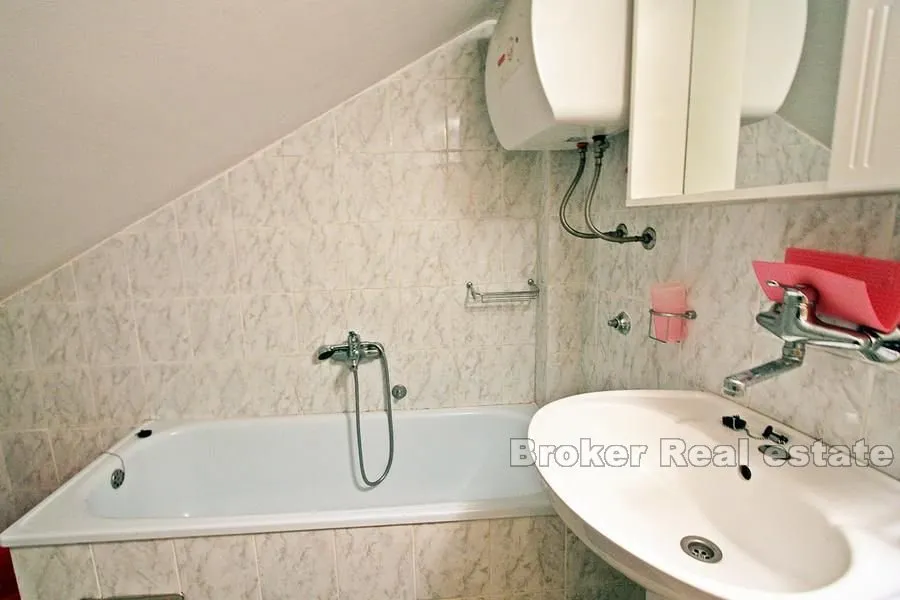 dvojna kuća s tri apartmana - slika 10