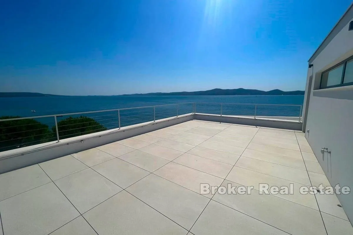 troetažni apartman prvi red do mora - slika 9