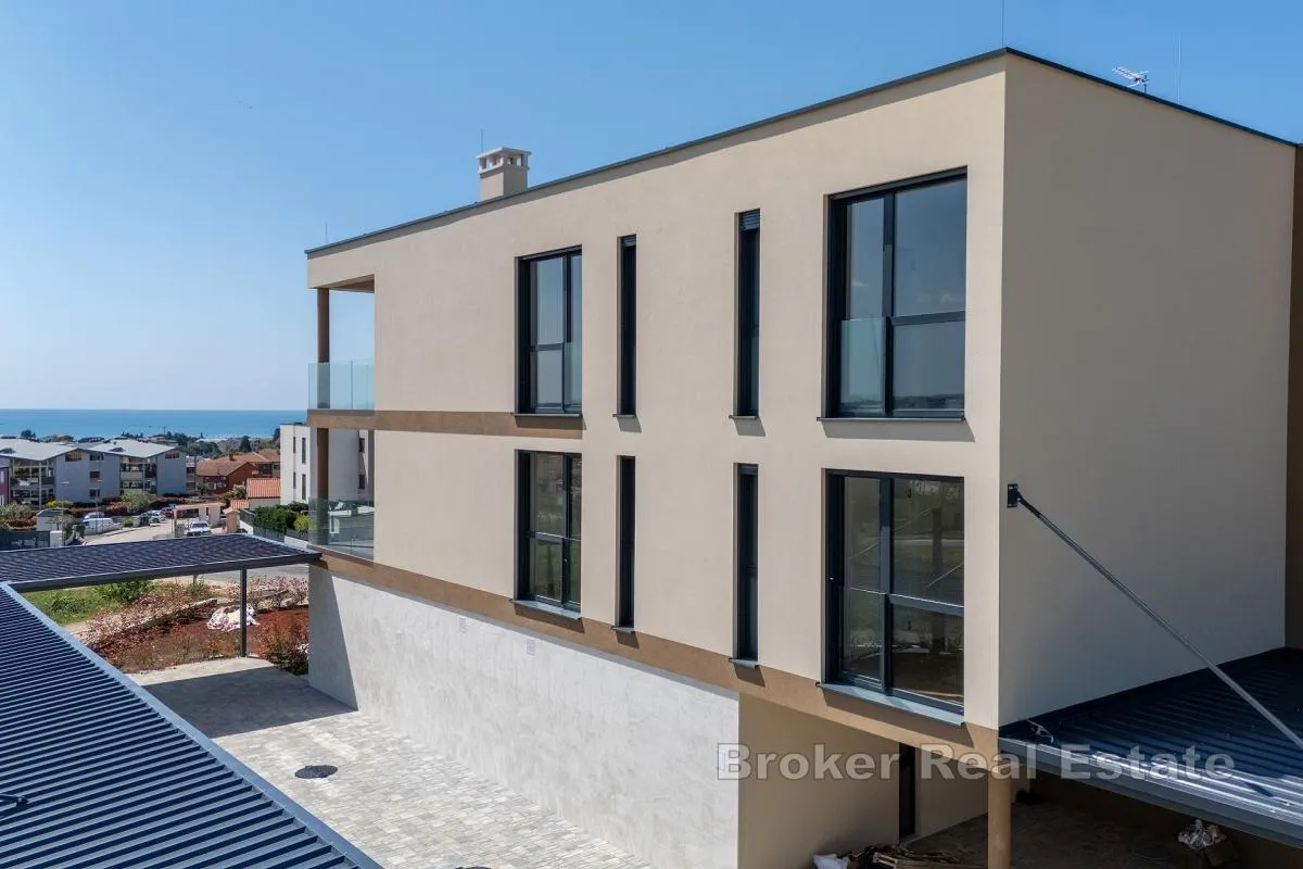 Predivan stan s privatnim vrtom - Novigrad