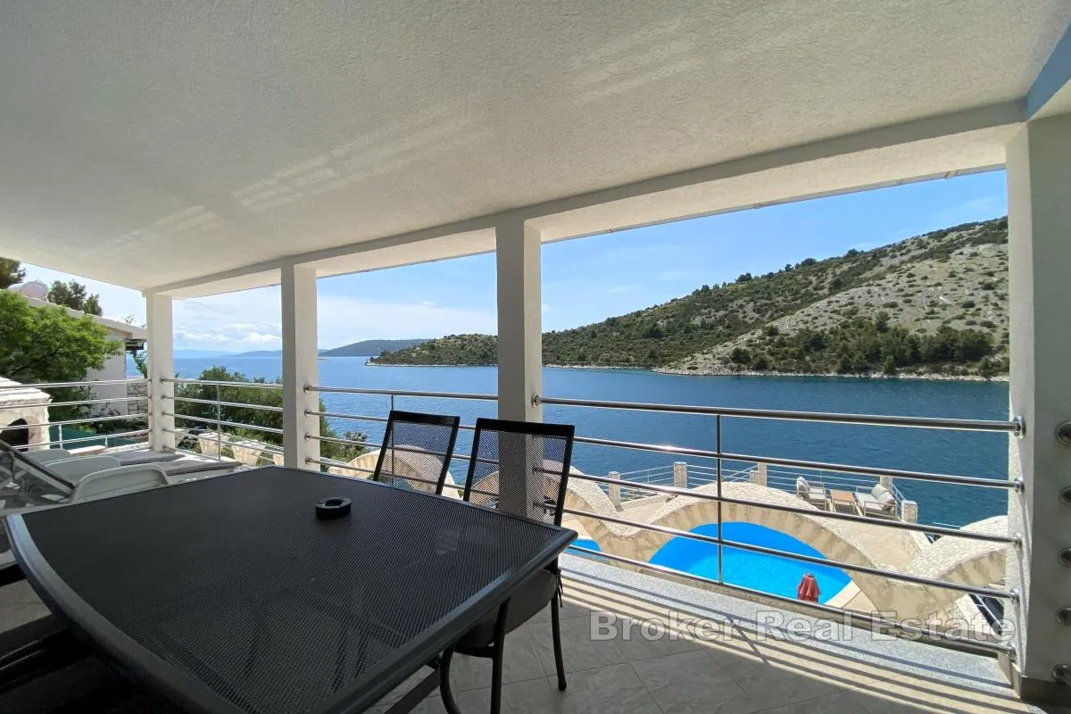 apartmanska vila prvi red do mora - slika 7