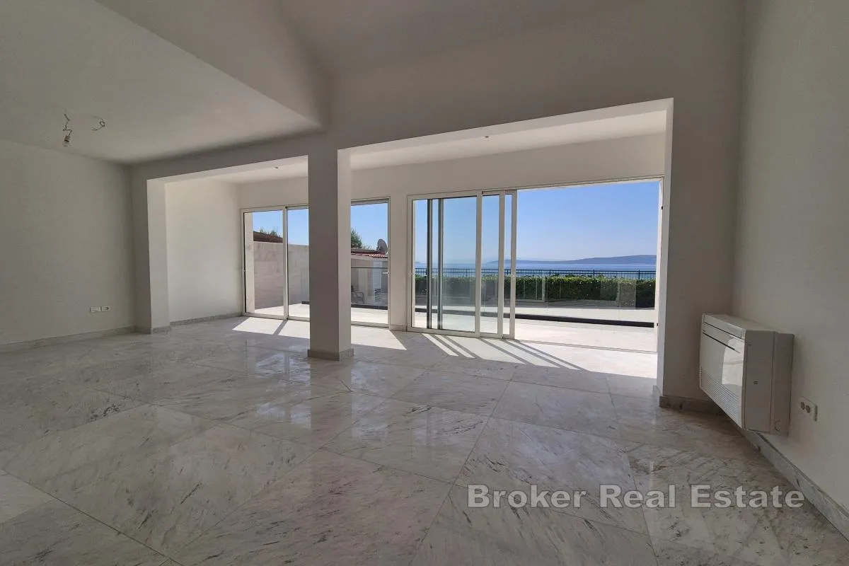 dvojna vila s bazenom u prvom redu do mora - slika 4