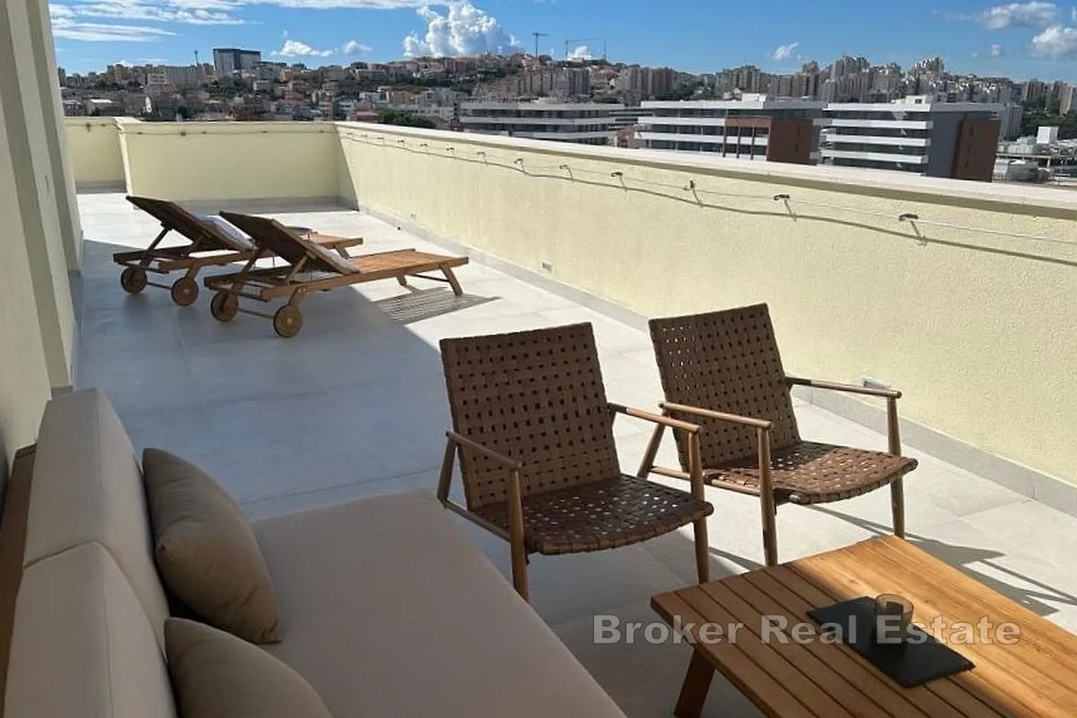penthouse s terasom i pogledom na grad - slika 2