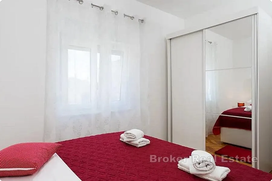 prizemnica s bazenom blizu centra grada - slika 17