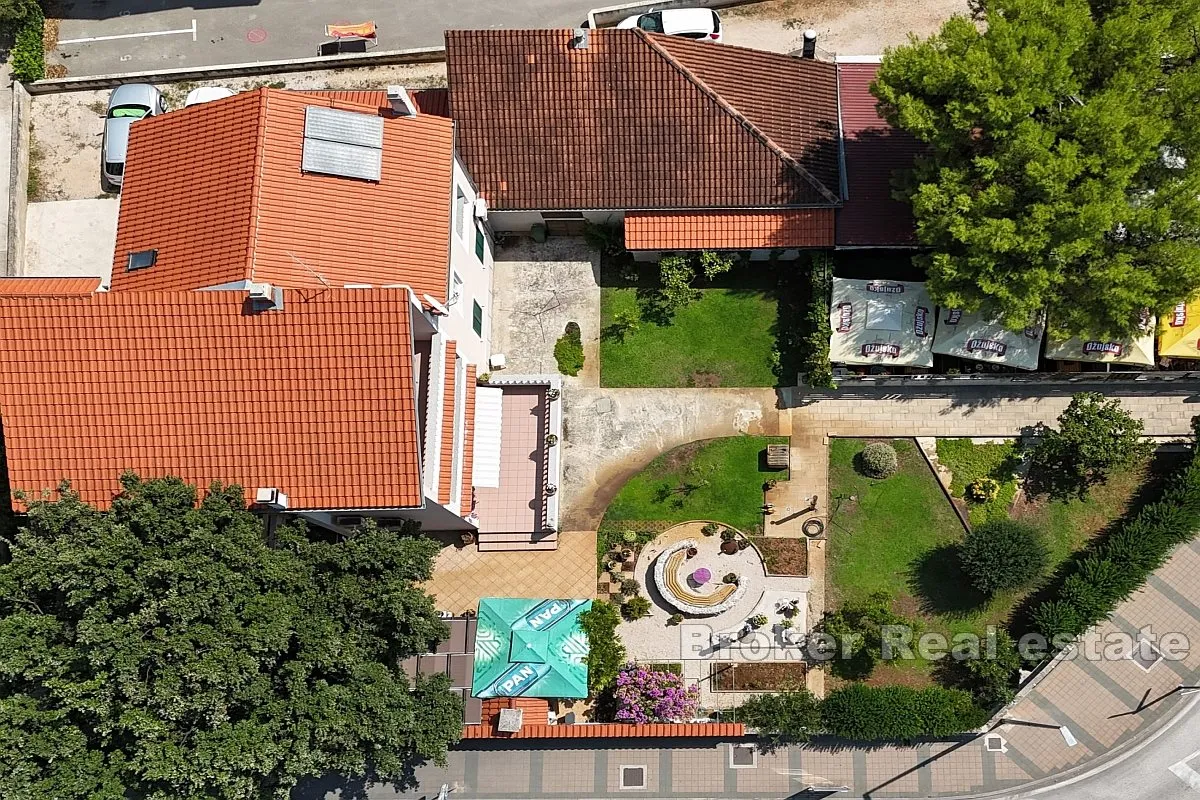 apartmanska kuća s restoranom - slika 14