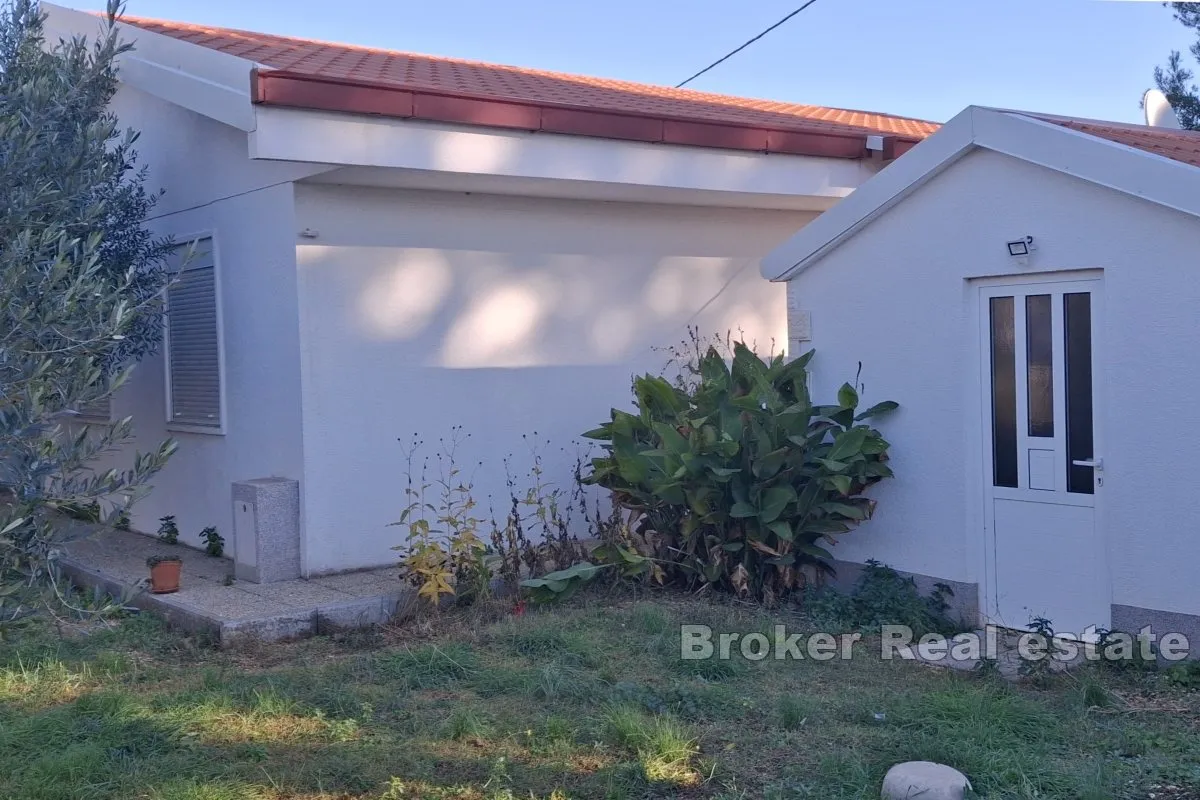 građevinsko zemljište s tri apartmana prvi red do mora - slika 3
