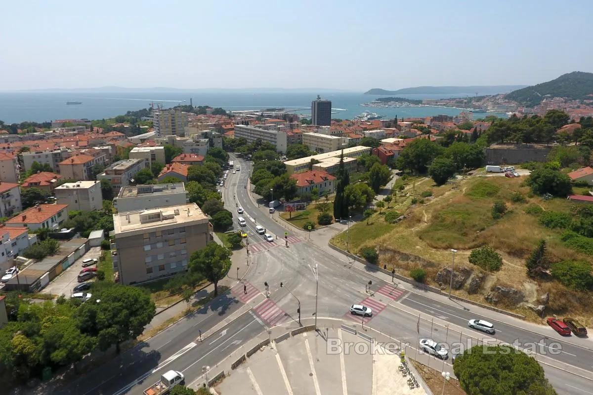 Vrhunski prostor sa prostranom terasom za kompletnu renovaciju - Split