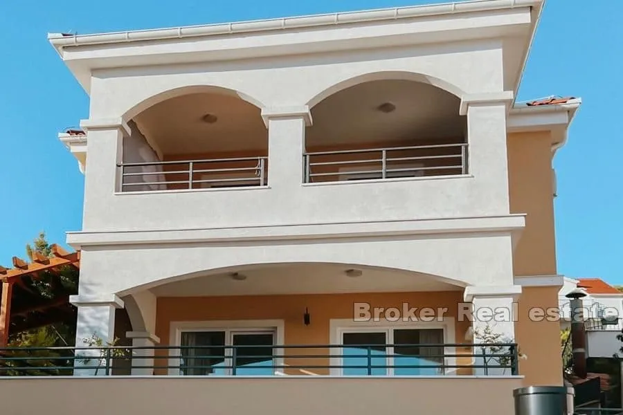 apartmanska kuća u prvom redu do mora - slika 2