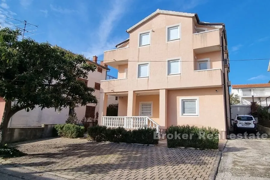 apartmanska kuća blizu plaže i centra - slika 1