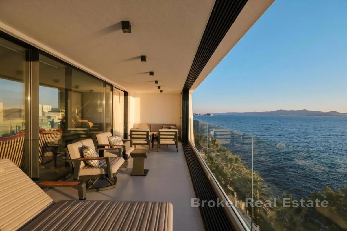Dvoetažni penthouse uz more s privatnim bazenom na krovnoj terasi - Sukošan
