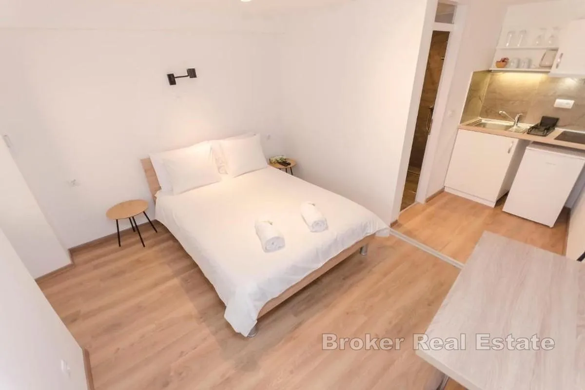 apartmanska kuća u centru grada - slika 8