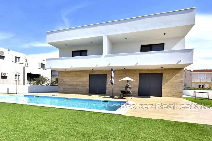 moderna vila sa bazenom - slika 1