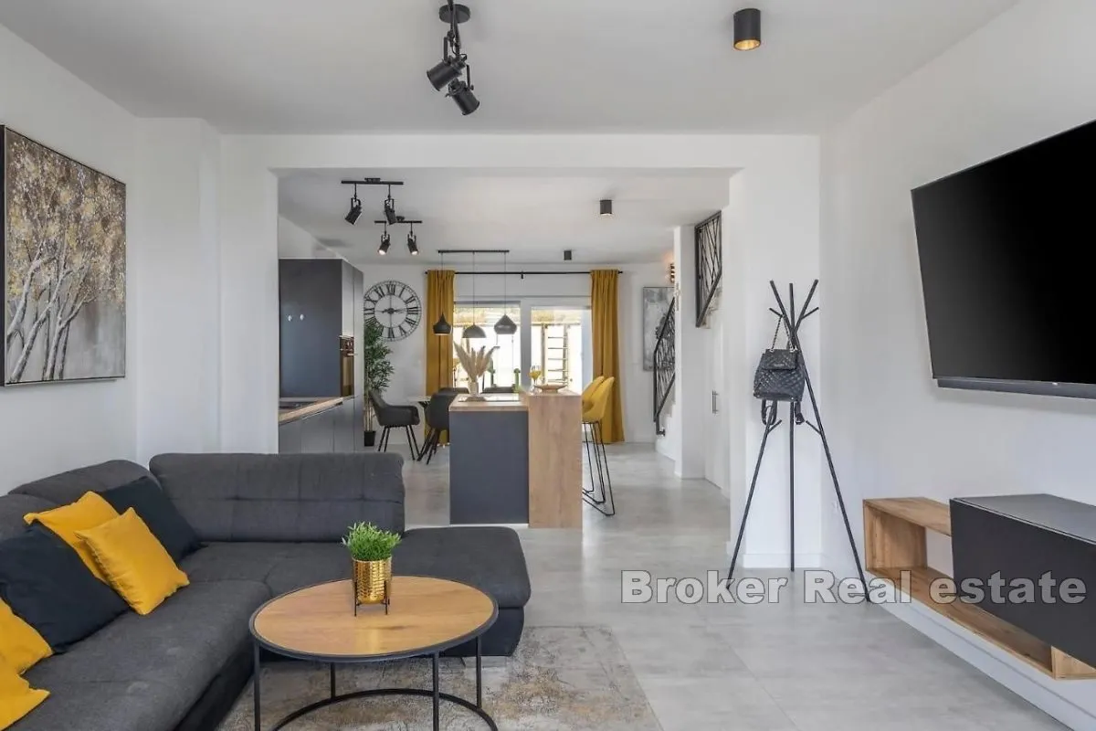 moderna kuća s dva apartmana nedaleko od mora - slika 12