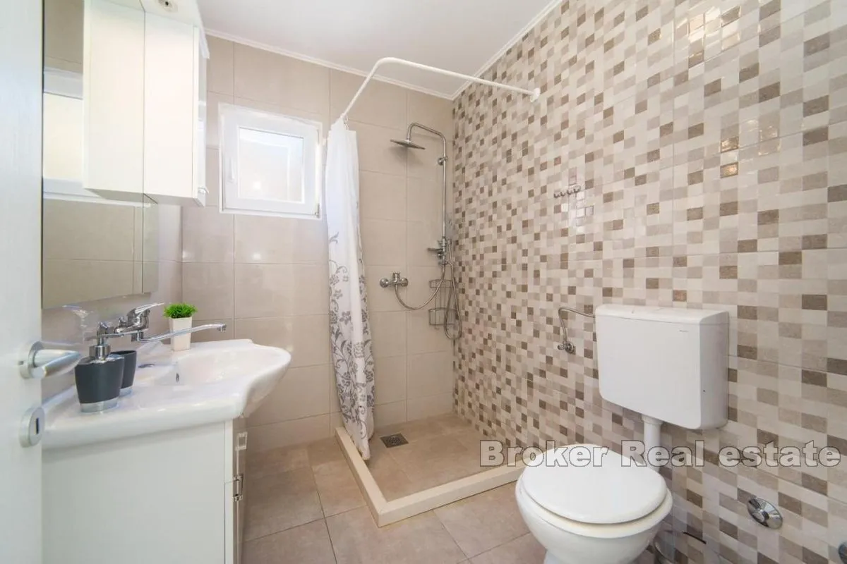 apartmanska kuća s bazenom - slika 19