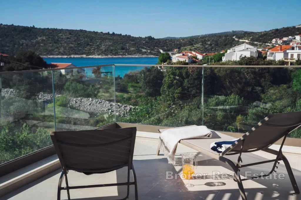 vila s dva apartmana i bazenom - slika 2