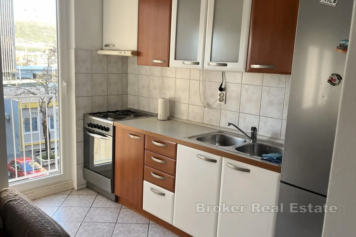 trosoban stan na dobroj lokaciji - slika 6