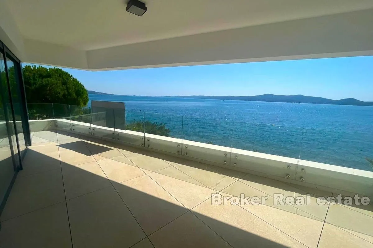 troetažni apartman prvi red do mora - slika 7