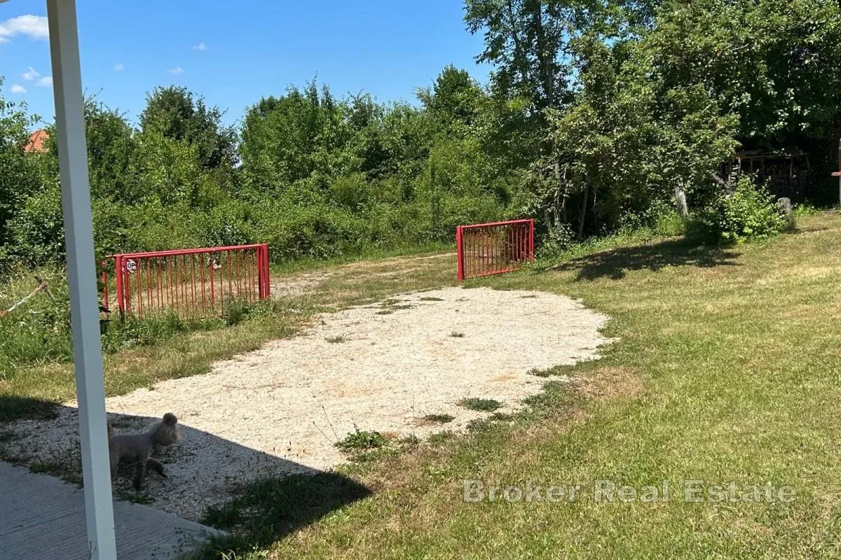 kuća u prirodi s velikom okućnicom - slika 11
