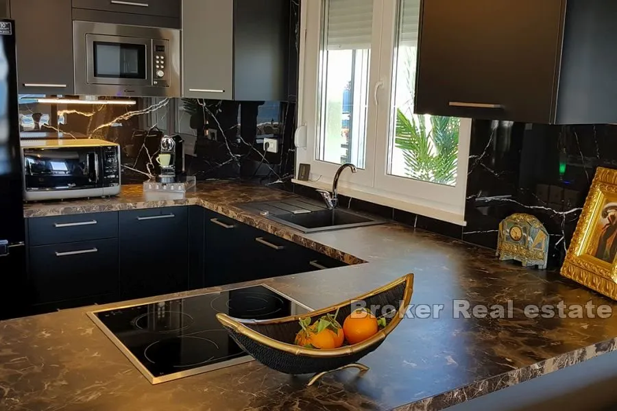 luksuzan penthouse s otvorenim pogledom na more - slika 8