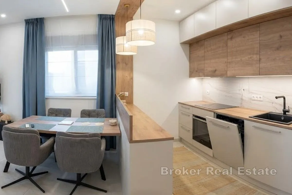 penthouse s krovnom terasom i pogledom na more - slika 4