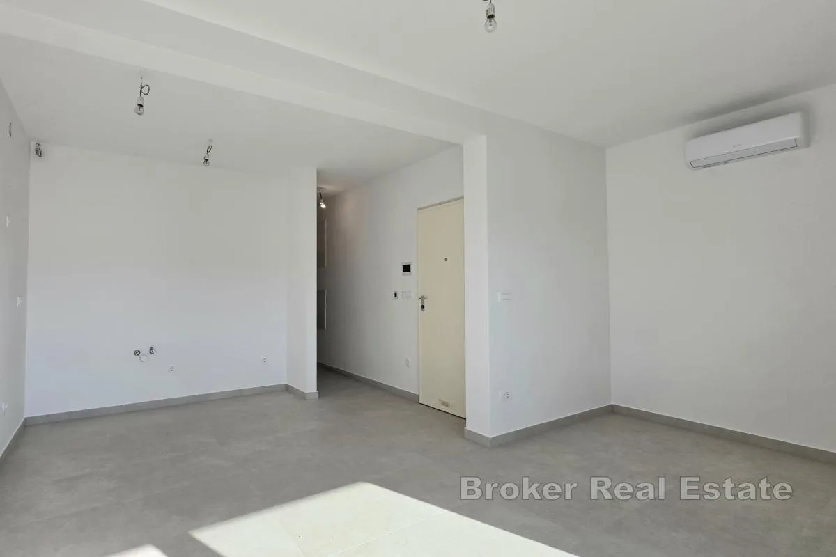 dvosobni penthouse s krovnom terasom i pogledom na more - slika 5