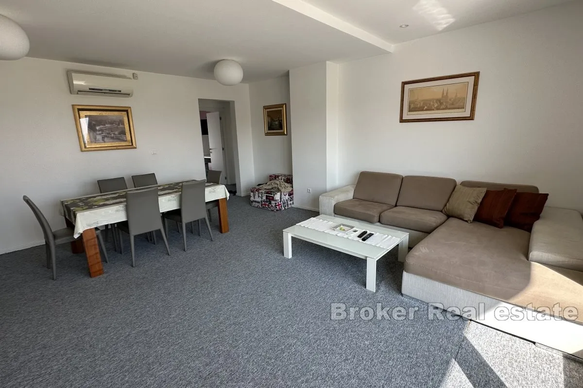 atraktivan penthouse s velikom terasom i jacuzzijem - slika 2