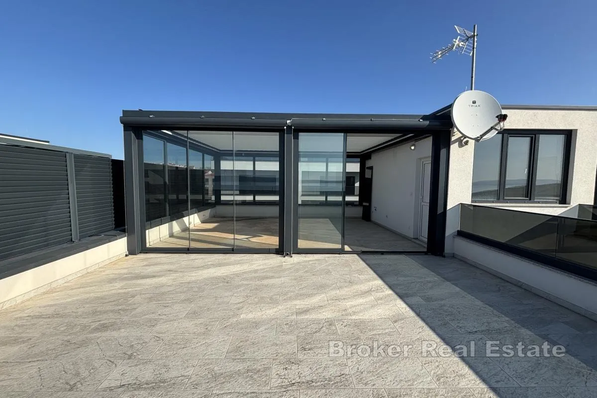 izvanredan penthouse s krovnom terasom blizu mora - slika 12