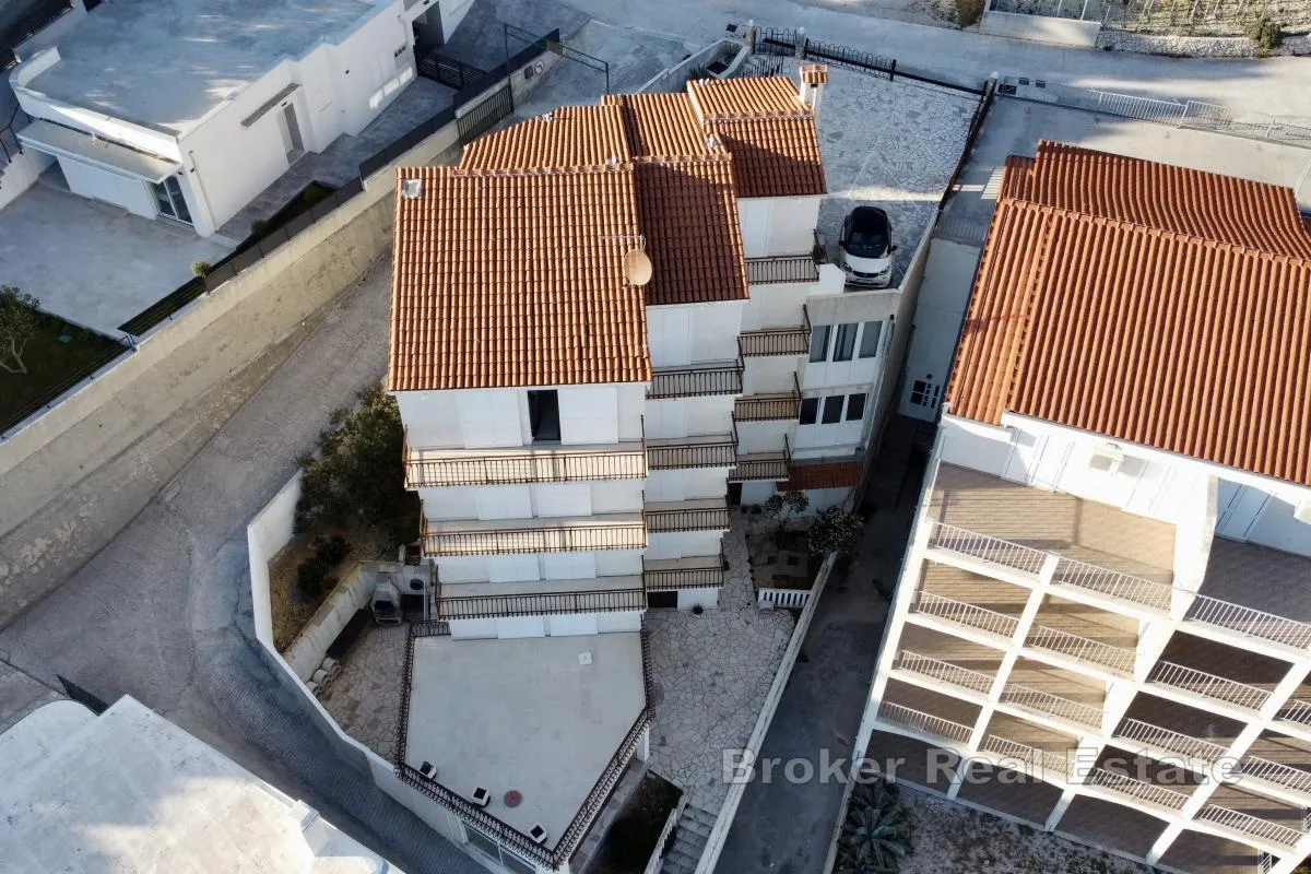 apartmanska kuća u prvom redu do mora - slika 2