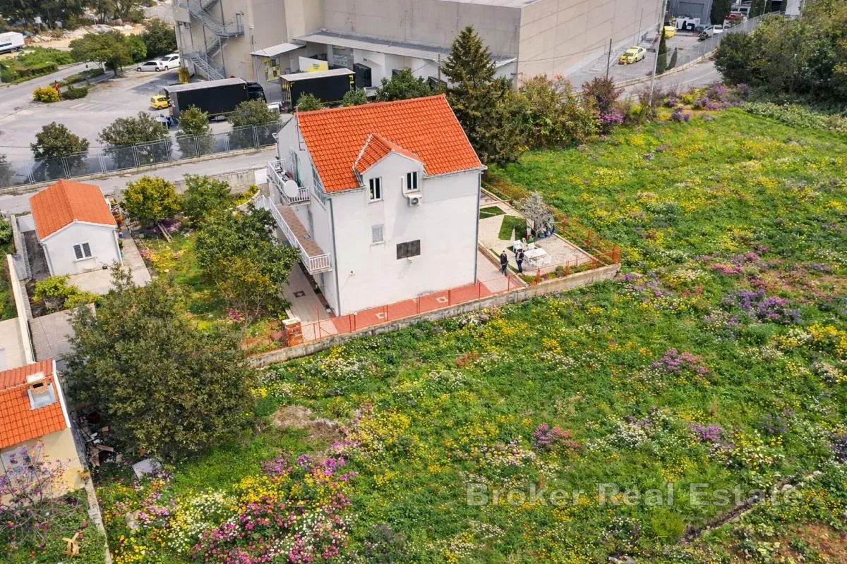 kuća s dodatnim objektom i vrtom - slika 5