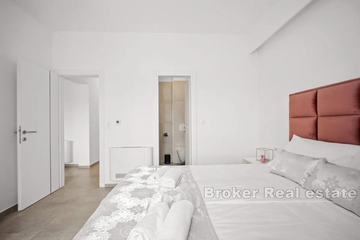 luksuzan penthouse s bazenom i prekrasnim pogledom na more - slika 11