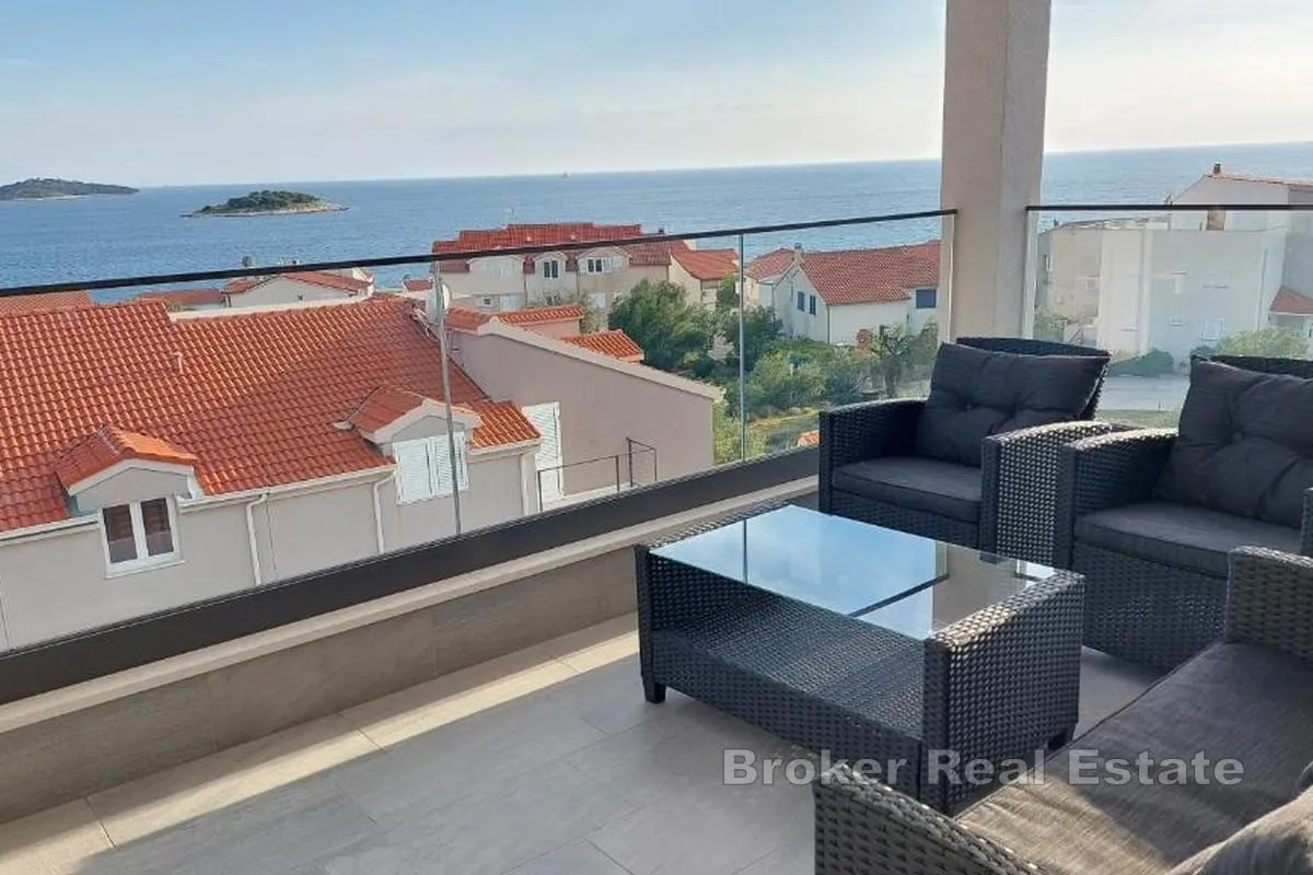 penthouse s otvorenim pogledom na more u prekrasnoj rogoznici - slika 8