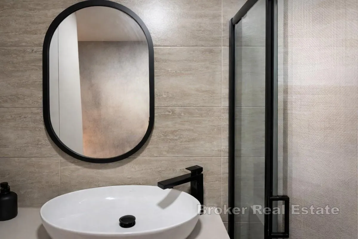 prostrani penthouse s otvorenim pogledom na more - slika 10