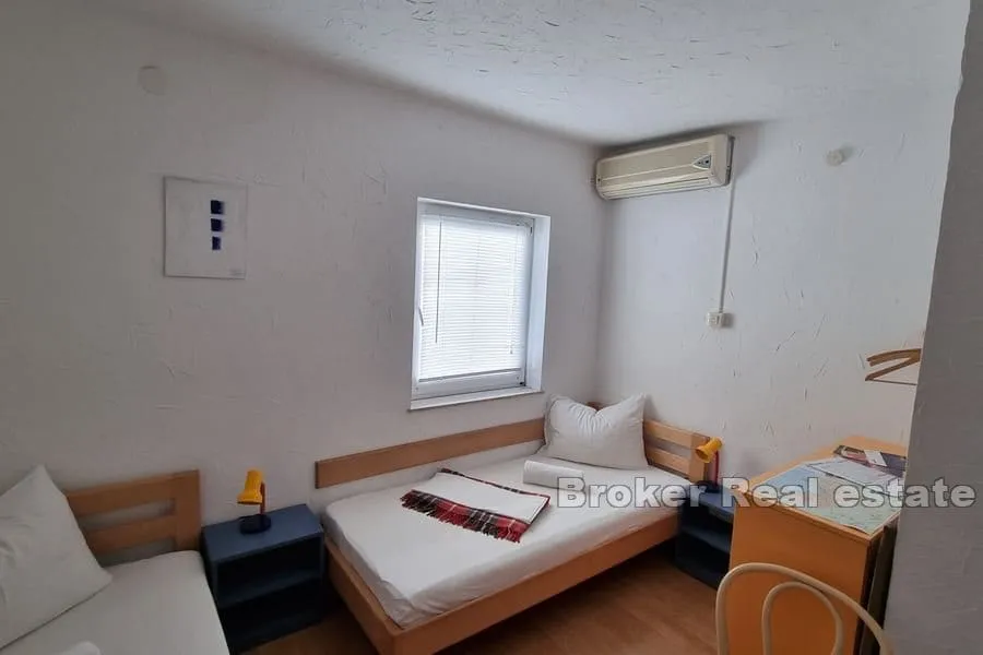 apartmanska kuća blizu plaže i centra - slika 9