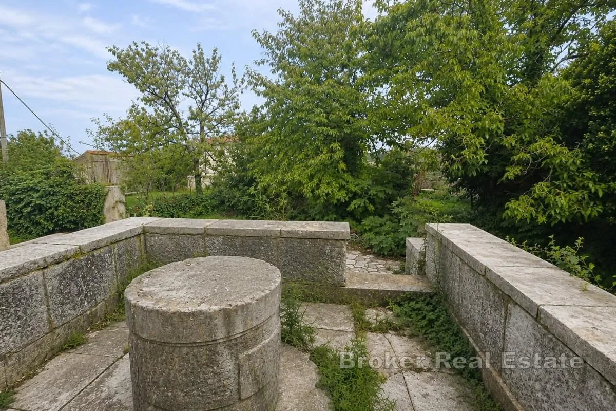 renovirana kuća s pogledom na more u centru višnjana - slika 6