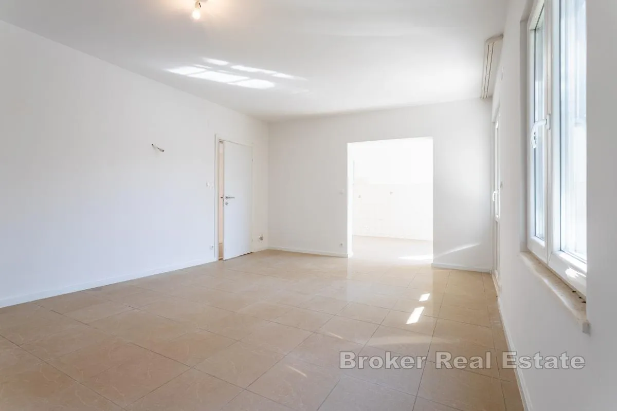 apartmanska kuća u blizini mora - slika 7