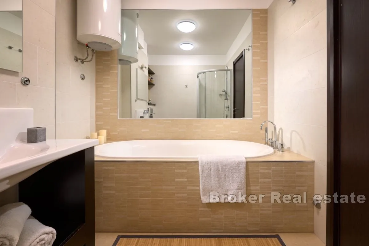 predivan trosobni apartman s pogledom na more - slika 10