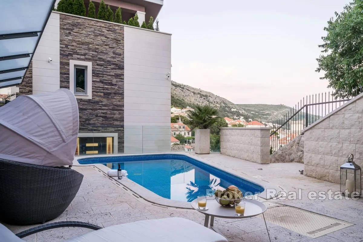 izvanredna vila u neposrednoj blizini starog grada - slika 1