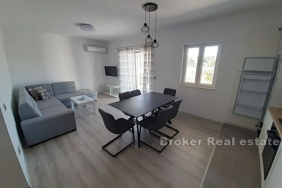 apartmanska zgrada u prvom redu do mora - slika 5