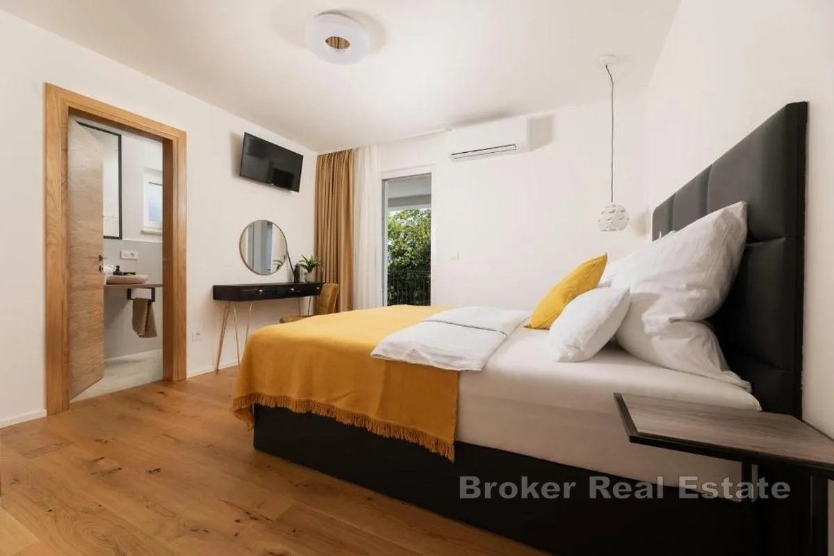 vila s bazenom u blizini mora - slika 11