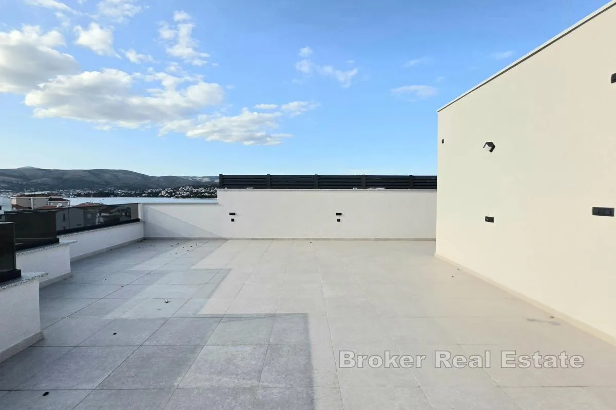 Penthouse s krovnom terasom i parkirnim mjestom - Žedno, Trogir