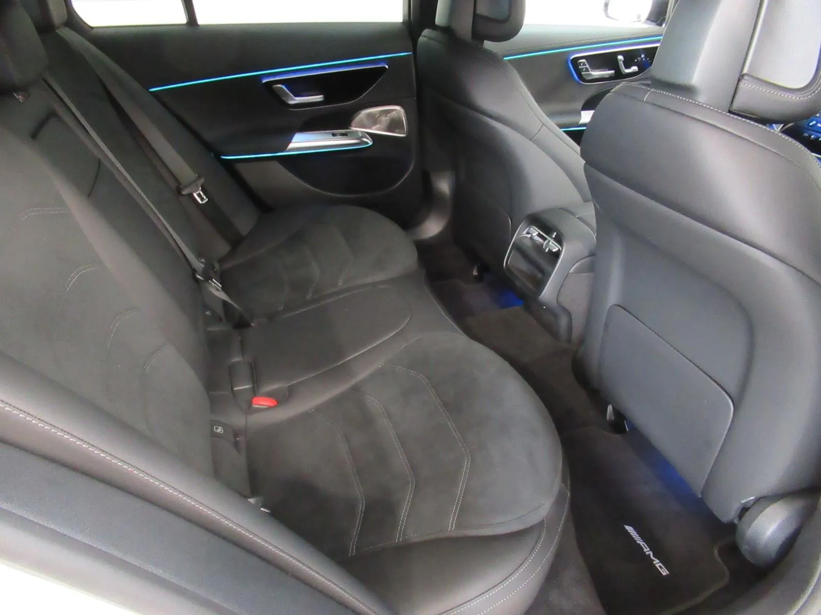 mercedes-benz e-klasa 300 de amg line/night/360°/digital/burmester/dc - slika 12